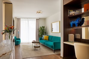 Deluxe Three Bedroom Apartment | 거실 공간 | 위성 채널 시청이 가능한 40인치 평면 TV