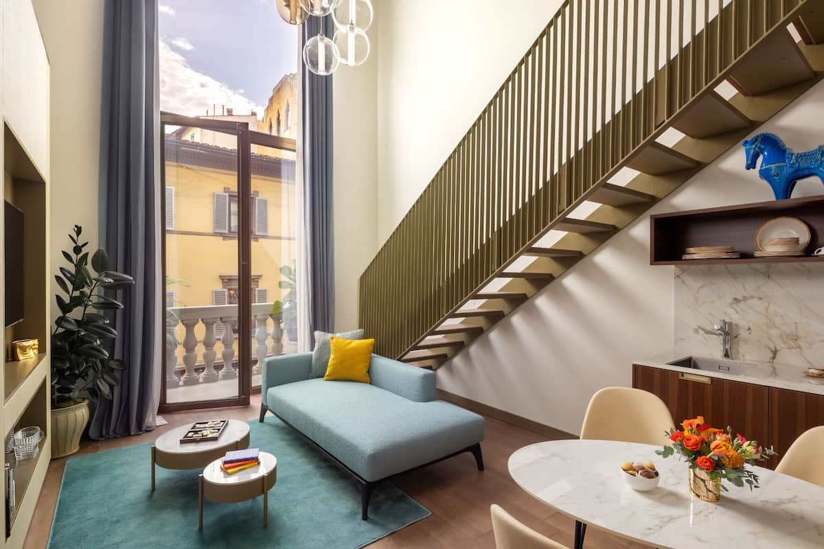 Studio Duplex | Área de estar | TV de tela plana 40 polegadas com canais via satélite