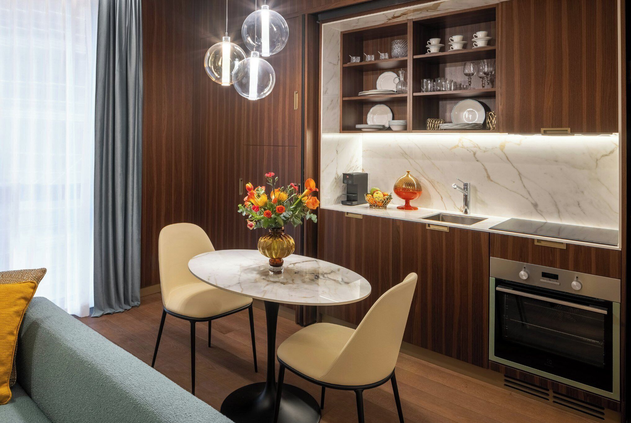 Großer Kühlschrank, Ofen, Herdplatte, Geschirrspüler