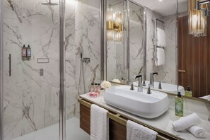 Deluxe Two Bedroom Apartment | Baño | Secadora de cabello, batas, pantuflas, bidet 