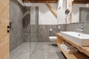 Dusche, Haartrockner, Handtücher, Toilettenpapier
