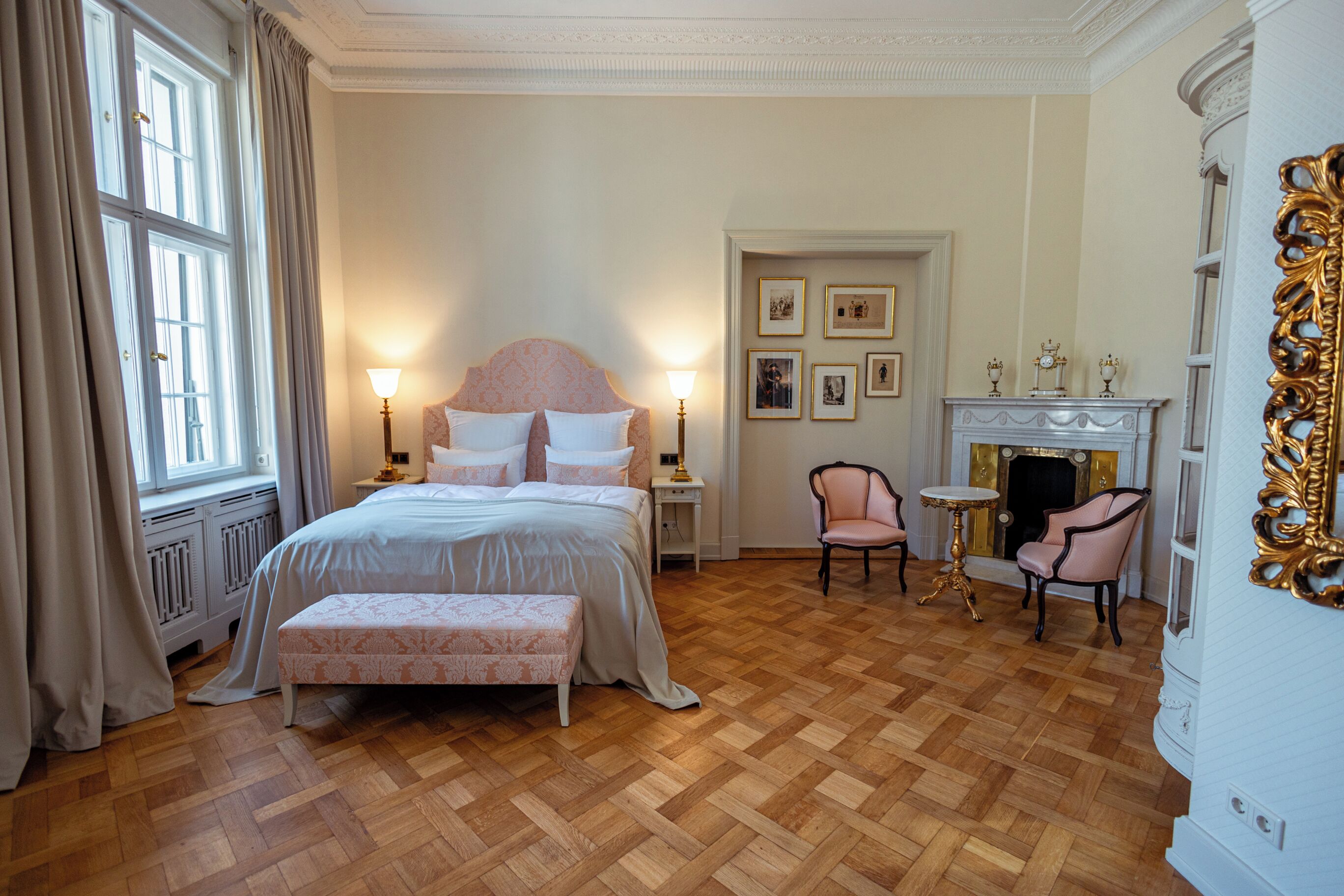 Una camera da letto con un letto grande, un camino e una poltrona.
