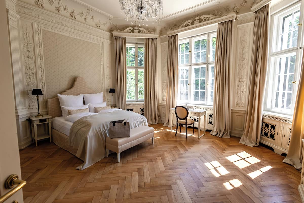 SuĂte jĂșnior | 1 quarto, cofres nos quartos, individualmente decorados