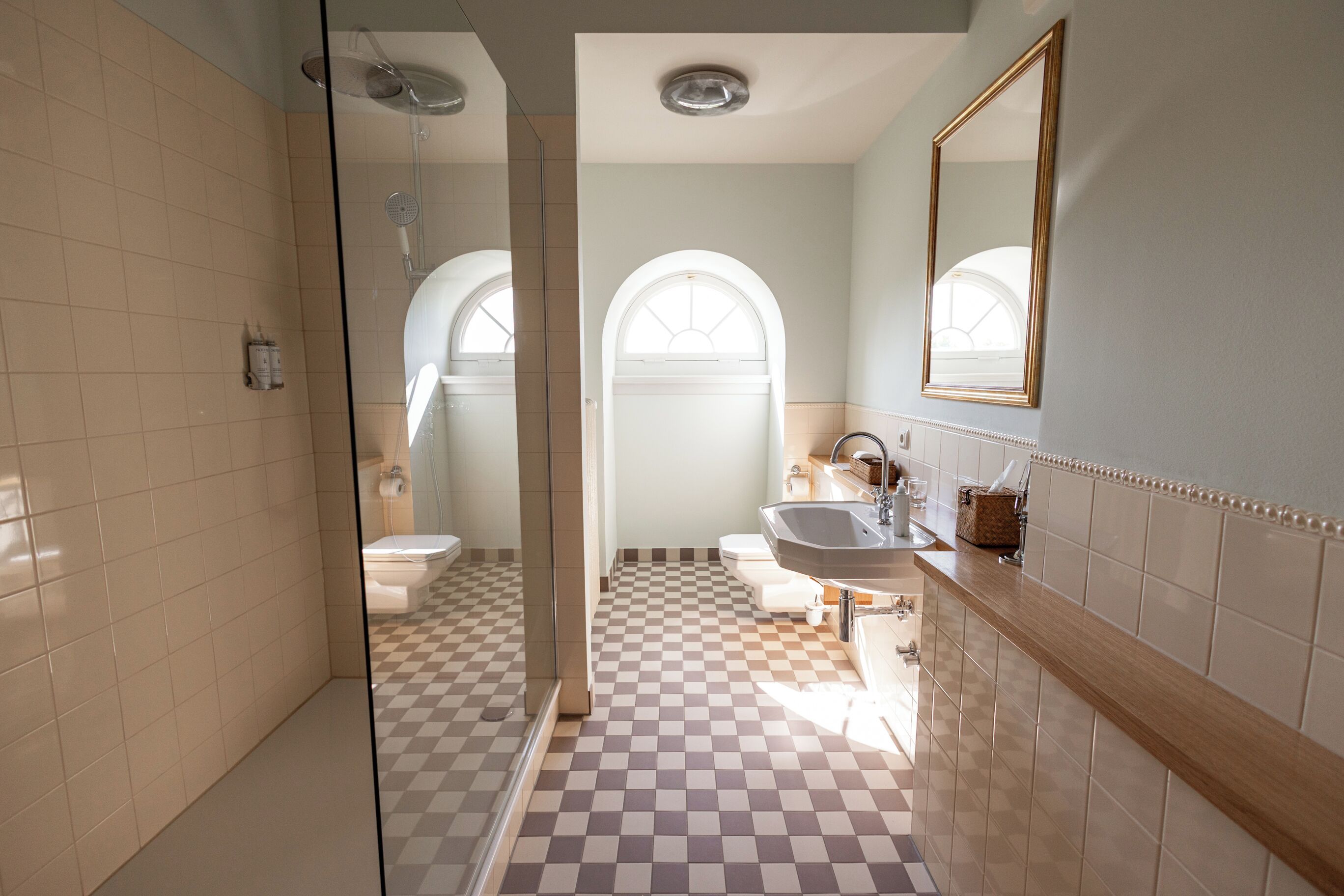 Quarto casal luxo | Banheiro | Chuveiro, secador de cabelo, roupões de banho, chinelos