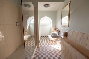 Deluxe Double Room | Bathroom | Shower, hair dryer, bathrobes, slippers - Schlosshotel Neustrelitz (Neustrelitz)