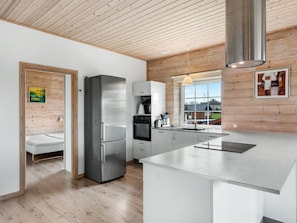 Kjøleskap, mikrobølgeovn, ovn og oppvaskmaskin