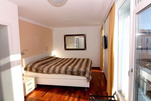 5 habitaciones, tabla de planchar con plancha y cuna de viaje 