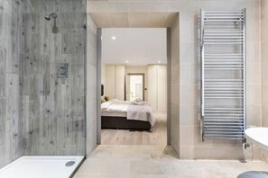 Haartrockner, Handtücher, Seife, Toilettenpapier