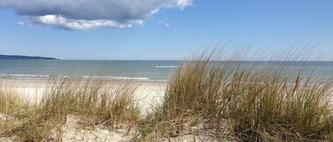 På stranden