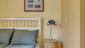2 bedrooms, desk, iron/ironing board, travel crib