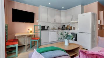 Coffee/tea maker, fridge, microwave, oven