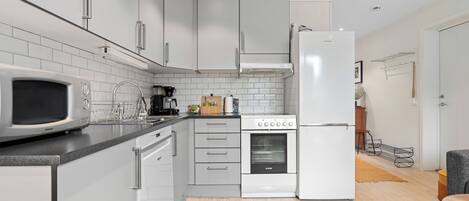 Geladeira, micro-ondas, fogão, cooktop