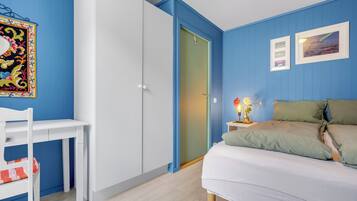 2 bedrooms, desk, iron/ironing board, travel crib