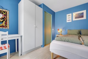2 slaapkamers, een bureau, een strijkplank/strijkijzer, reisbedje