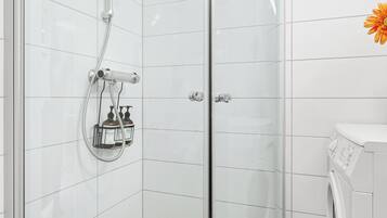 Dusj, miljøvennlige toalettsaker, hårføner og håndklær