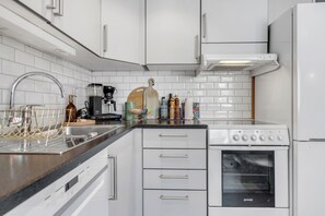 Cafetière-théière, réfrigérateur, four à micro-ondes, un four