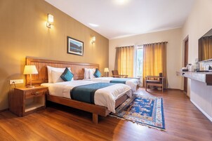 Habitación Deluxe doble, balcón, vistas a la montaña | Ropa de cama de alta calidad y cortinas opacas