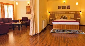 Walnut Suite | Premium bedding, iron/ironing board, free WiFi, bed sheets