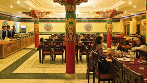 Un restaurante con decoración tradicional, varias mesas de comedor y una zona de bufé.