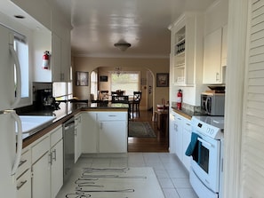 Coffee/tea maker, fridge, oven, stovetop - Spacious 4-bedroom house in awesome Seattle with WiFi, AC (Seattle)