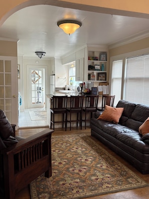 Smart TV, fireplace, books - Spacious 4-bedroom house in awesome Seattle with WiFi, AC (Seattle)