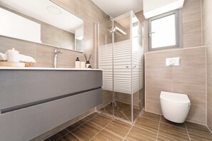 Shower, hair dryer, towels