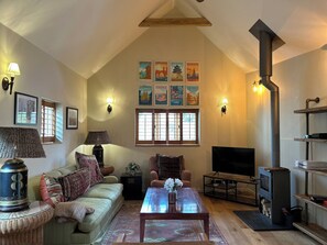 Smart TV, livros, aparelho de som