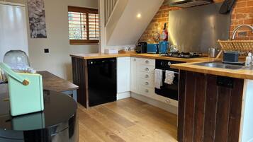 冰箱、微波炉、烤箱、炉灶