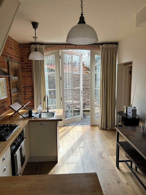 Geladeira, micro-ondas, fogão, cooktop