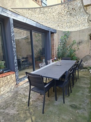 Outdoor dining - "House 4" /in town/ quiet location/ 4 air-conditioned bedrooms  (Moissac)