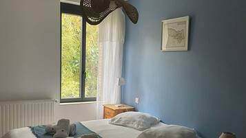 4 bedrooms, desk, iron/ironing board, travel crib