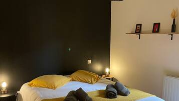 4 chambres, bureau, fer et planche Ă repasser, lit parapluie