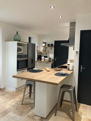 Kühlschrank, Mikrowelle, Ofen, Herdplatte