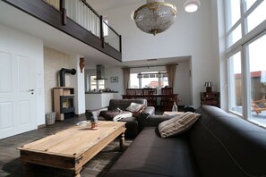 Smart-TV, Kamin, DVD-Player, Bücher