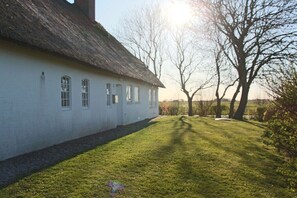 Property grounds - Poppenbüll thatched house (Hamburg)