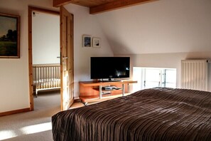 5 Schlafzimmer, Bügeleisen/Bügelbrett, Internetzugang, Bettwäsche