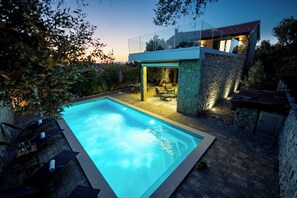 Una piscina al aire libre de temporada