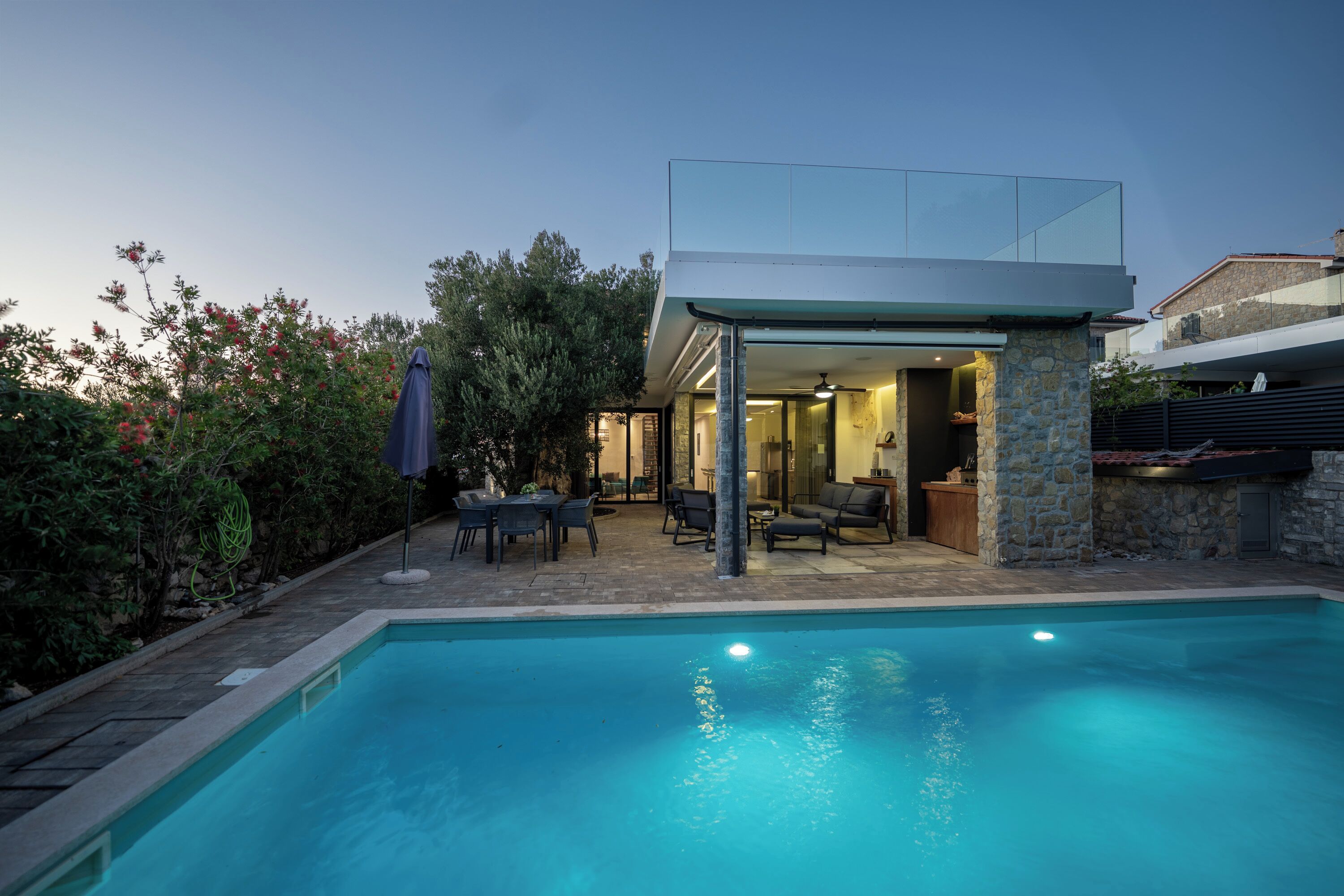 حمّام سباحة خارجي موسمي