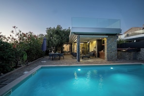 Seasonal outdoor pool - Villa Picholine (Novalja)