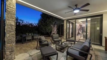 Comfort House, 3 Bedrooms, Poolside | Terrace/patio