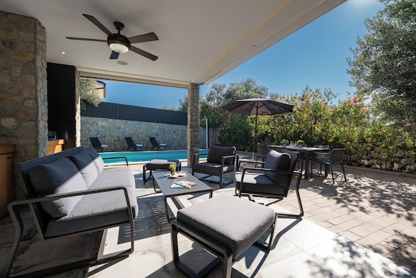 Comfort House, 3 Bedrooms, Poolside | Terrace/patio