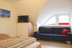 2 bedrooms, travel crib, free WiFi