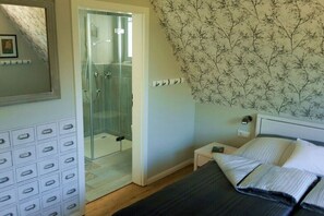 4 bedrooms, iron/ironing board, free WiFi, bed sheets