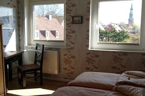 4 bedrooms, iron/ironing board, internet, bed sheets