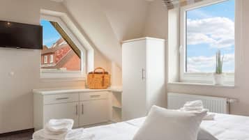 5 bedrooms, iron/ironing board, internet, bed sheets