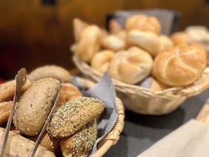A variety of breads and pastries in baskets. - Goldhirsch  Aparthotel Wagrain (Wagrain)