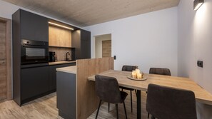 Refrigerador, placa de cocina, silla alta para bebés