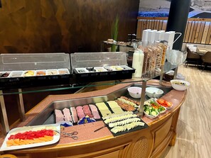 Ein reichhaltiges Buffet mit verschiedenen Speisen und Beilagen.