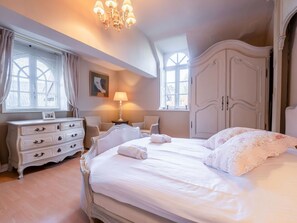 6 bedrooms, travel crib, free WiFi