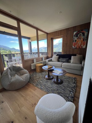 Smart-TV, Kamin, Bücher, Stereoanlage